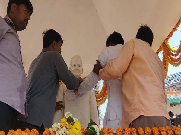 बीजेपी ने किया शास्त्री की मूर्ति का शुद्धिकरण