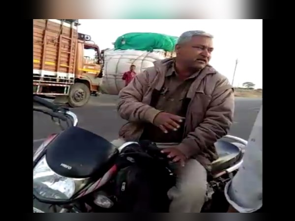 Ujjain police ASI illegal recovery video goes viral in social media Ujjain police ASI illegal recovery video goes viral in social media