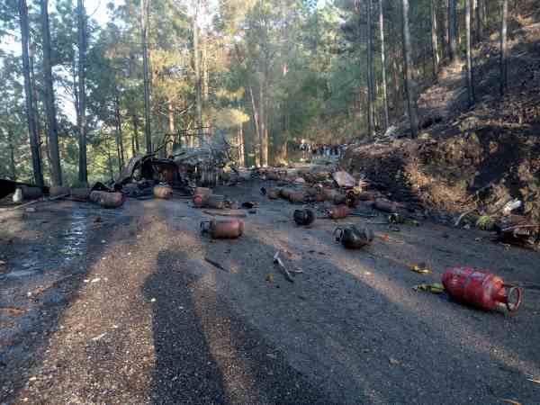 टायर फटने से ट्रक में लगी आग टायर फटने से ट्रक में लगी आग