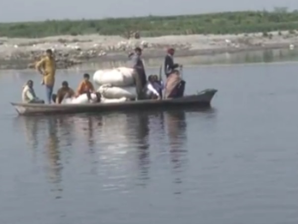 चुनाव जीतकर भूल जाते हैं नेता