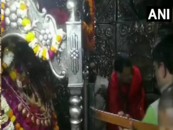  विंध्यवासिनी मंदिर में की पूजा
