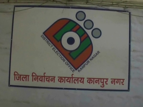 Kanpur news, कानपुर। लोकसभा चुनाव में कानपुर की सीट हमेशा से महत्वपूर्ण रही है। यहां की जनता ने हमेशा सभी पार्टियों को कभी न कभी मौका दिया है। इस बार के चुनाव में युवा और महिलाएं निर्णायक भूमिका निभाएंगे। बता दें कि कानपुर में तीन लोकसभा सीट हैं जिसमें कानपुर, अकबरपुर और मिश्रिख आते हैं। अगर इन तीनों सीट की बात करें तो इन सीटों पर वही प्रत्याशी जीत दर्ज कराएंगे जो युवाओं और महिलाओं का विश्वास जीतने में कामयाब होंगे। कानपुर में कुल वोटर्स की संख्या तकरीबन 34 लाख है। जिनमें से महिला वोटर्स की संख्या 15 लाख 38 हज़ार है। वहीं अगर 18 से 39 वर्ष के युवाओं की बात करें तो उनकी संख्या 15 लाख 89 हज़ार के पास है। ऐसे में दोनों ही मामलों में 45% वोटर ऐसे है जो महिला है या युवा है। आगामी चुनाव में इनकी भूमिका निर्णायक हो सकती है और जो प्रत्याशी इनका विश्वास पाने में कामयाब होगा वो जीत का परचम फहराएगा। लोकसभा चुनाव 2019 का बिगुल बज चुका है और इस बार के चुनाव के पहले से काफी अलग और खास होंगे। इसके लिए चुनाव आयोग की तरफ से कई निर्देश जारी किए गए हैं। दिव्यांगजनों और विशिष्ट वोटरों को मतदान के दिन कोई परेशानी का सामना न करना पड़े इसके लिए उनके नाम के आगे हैशटैग का इस्तेमाल किया गया है। इससे मतदान केन्द्रों पर ड्यूटी पर लगे कर्मियों के पास जो वोटर लिस्ट होगी, उसमें नाम के सामने हैशटैग लगा देख वह वोटर के बारे में जान जाएंगे।