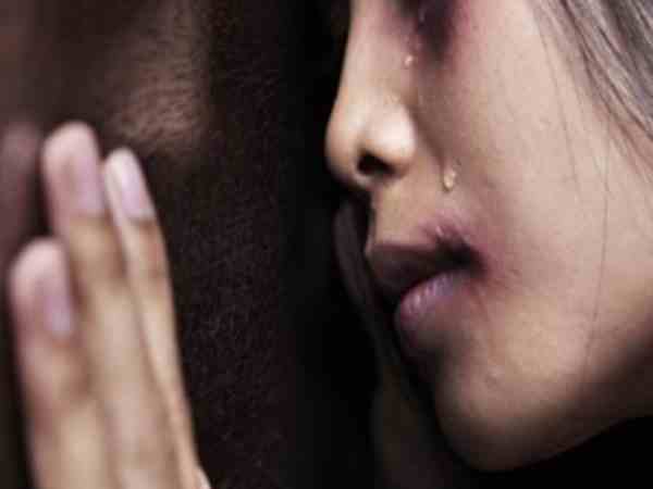 पहली पत्नी की बेटियों के साथ रहता था पति पहली पत्नी की बेटियों के साथ रहता था पति