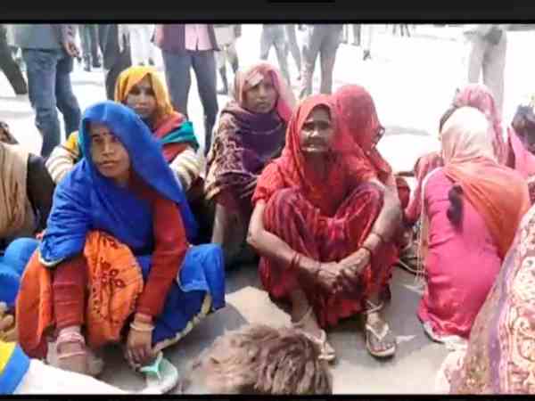 people protest after seven people died in massive roas accident