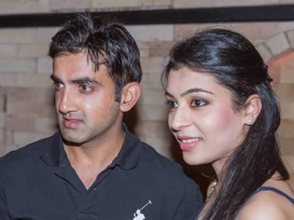 शादी 28 अक्टूबर 2011 में शादी 28 अक्टूबर 2011 में