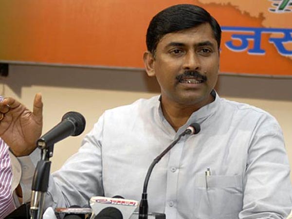 'पीएम मोदी की स्कीम और नीतियों के बारे में बताया'