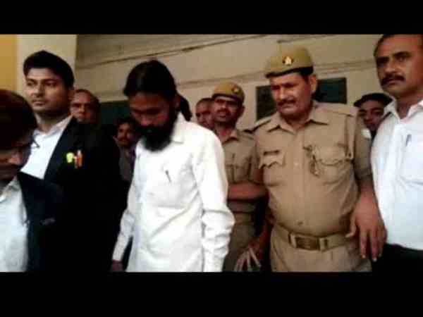 लड़की को छेड़ता था लड़की को छेड़ता था