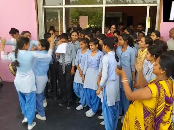 तनु के स्कूल में जश्न का माहौल