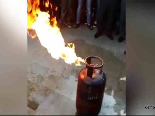 आग की चपेट में आए तीनों