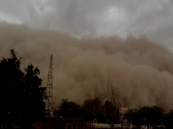 किसानों की आंखों से बरसा पानी