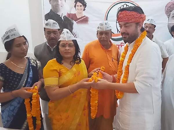 हाल ही में पूर्वांचल संयोजक ने छोड़ी पार्टी