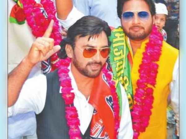 फिल्मी सितारों के डुप्लीकेटों ने किया प्रचार फिल्मी सितारों के डुप्लीकेटों ने किया प्रचार