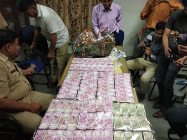 मुम्बई के व्यापारी को लूटा मुम्बई के व्यापारी को लूटा