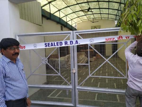 भूखंड पर चल रही थी फैक्ट्री 