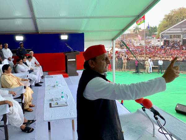 अखिलेश बोले- मायावती का नेताजी बहुत सम्मान करते हैं