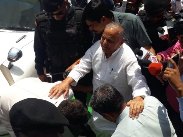 mulayam singh yadav cast their vote along with family