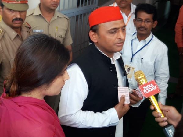 mulayam singh yadav cast their vote along with family