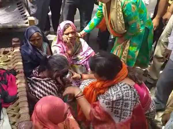 डीएम पर भड़की स्मृति डीएम पर भड़की स्मृति