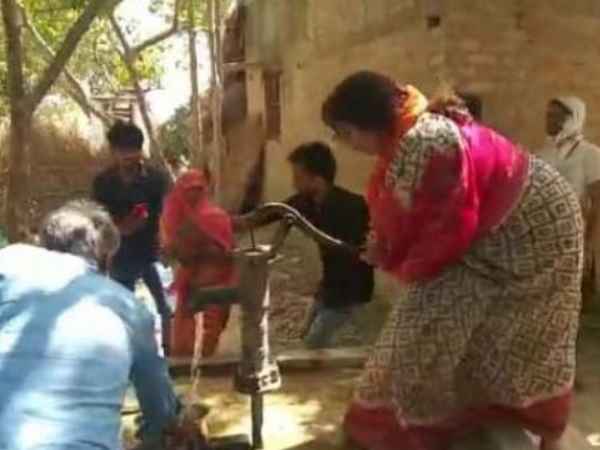 नल चलाकर की आग बुझाने में मदद नल चलाकर की आग बुझाने में मदद