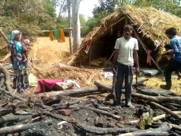 गांव में आग लगी, लेकिन नहीं पहुंच सकी फायर ब्रिगेड गांव में आग लगी, लेकिन नहीं पहुंच सकी फायर ब्रिगेड