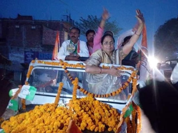 गठबंधन और भाजपा से आगे चल रही कांग्रेस गठबंधन और भाजपा से आगे चल रही कांग्रेस