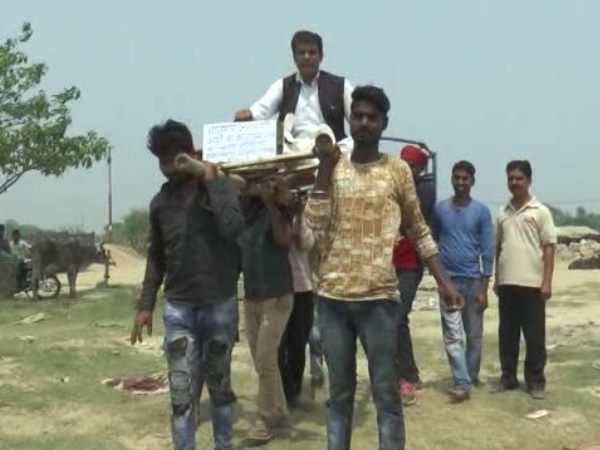 निरहुआ को बताया नचनिया निरहुआ को बताया नचनिया