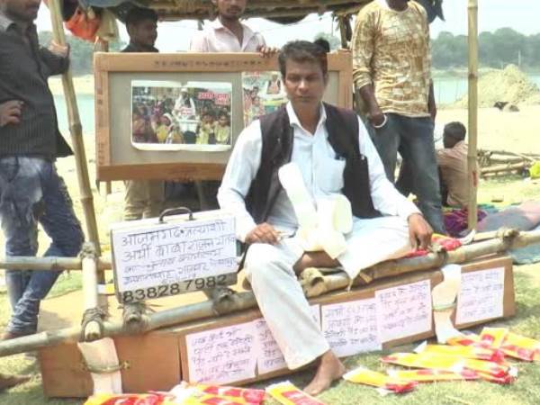 गोरखपुर के शमशान घाट पर बनाया कैम्प कार्यालय गोरखपुर के शमशान घाट पर बनाया कैम्प कार्यालय