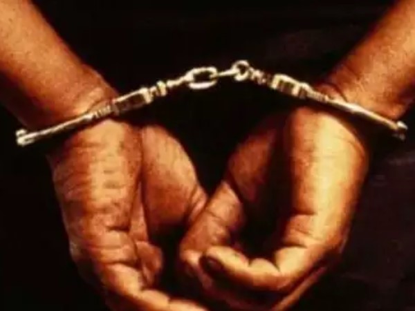 मुंबई के एक अखबार को खुद को बताता था फोटो जर्नालिस्ट