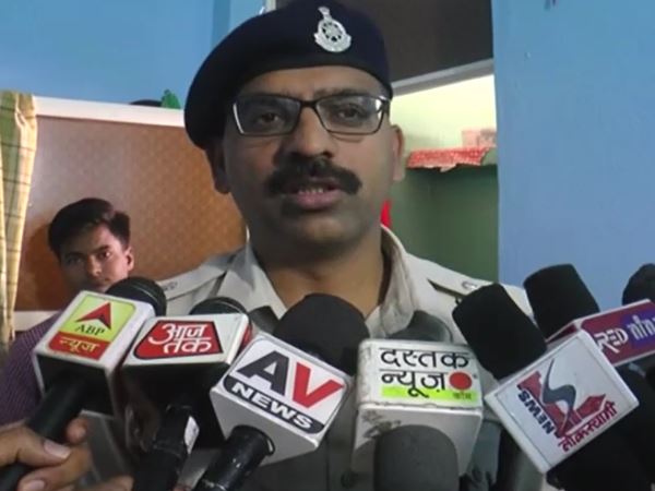पुलिस अधिकारी मौके पर पहुंचे