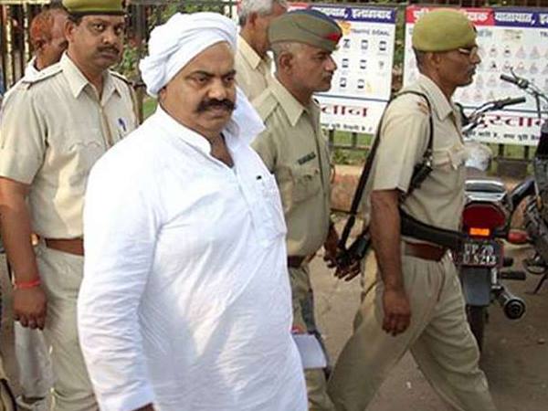 चीफ जस्टिस की बेंच का फैसला चीफ जस्टिस की बेंच का फैसला