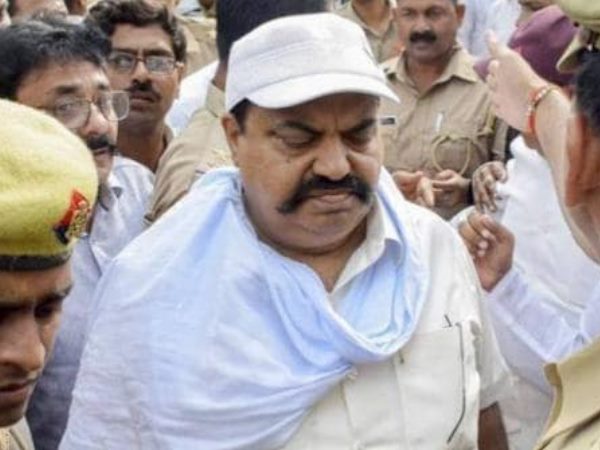 अतीक के खिलाफ दर्ज हैं दर्जनों मुकदमे अतीक के खिलाफ दर्ज हैं दर्जनों मुकदमे