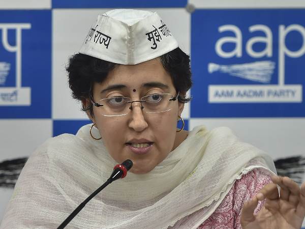 आतिशी ने लगाए हैं दो वोटर आईडी कार्ड रखने के आरोप आतिशी ने लगाए हैं दो वोटर आईडी कार्ड रखने के आरोप