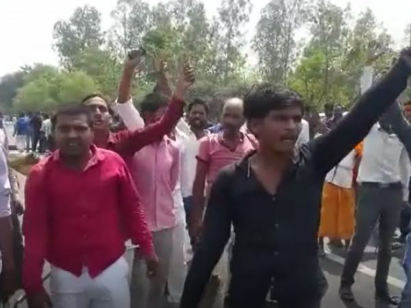 यात्रियों से मारपीट, बस के साथ जलाया सामान यात्रियों से मारपीट, बस के साथ जलाया सामान