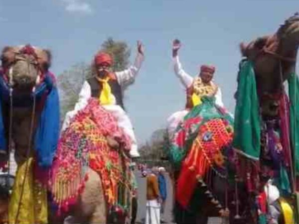 ऊंट पर सवार होकर नामांकन करने पहुंचे थे प्रत्याशी