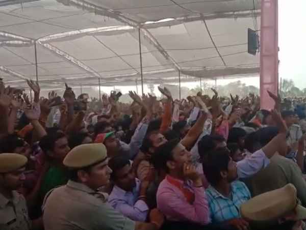 मंच संभालते ही शुरू हुआ विरोध मंच संभालते ही शुरू हुआ विरोध