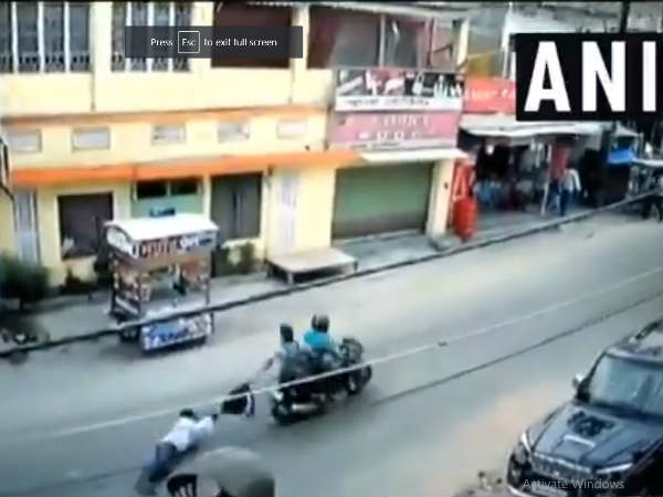 VIDEO: कैश से भरा बैग नहीं छोड़ा युवक, घसीटते रहे लुटेरे