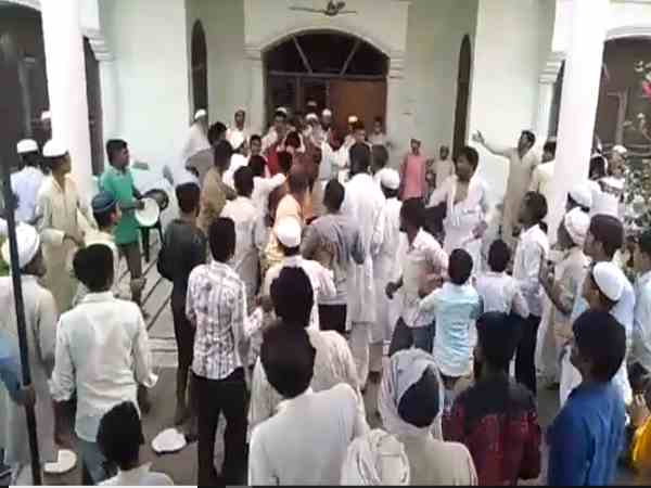 बिरयानी पर टूट पड़े लोग बिरयानी पर टूट पड़े लोग