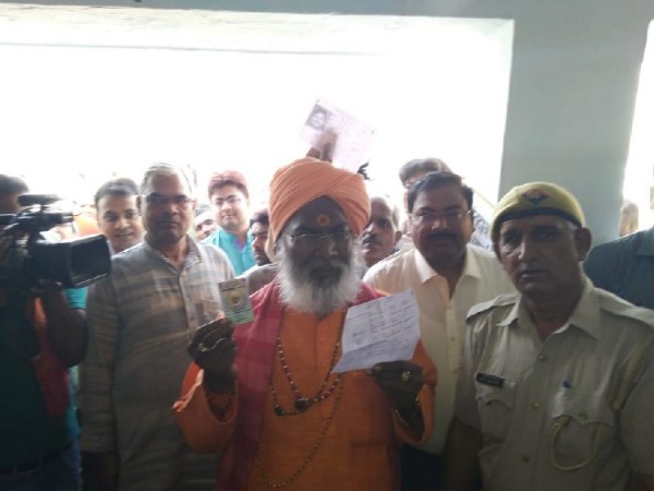 unnao bjp mp sakshi maharaj jumps queue to cast his vote Angry voter said Are we stupid people unnao bjp mp sakshi maharaj jumps queue to cast his vote Angry voter said Are we stupid people