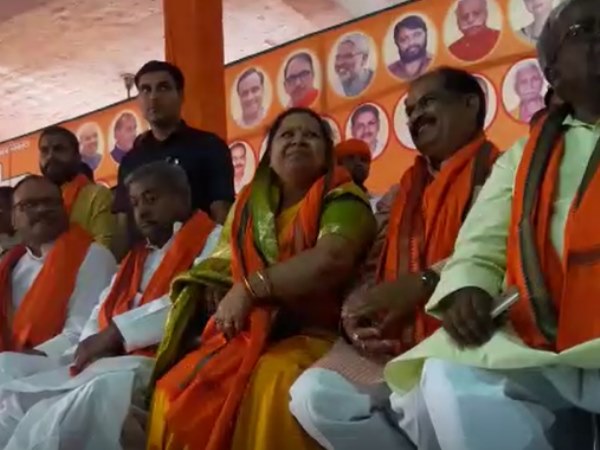 बीजेपी नेता विनय कटियार मंच पर थे मौजूद