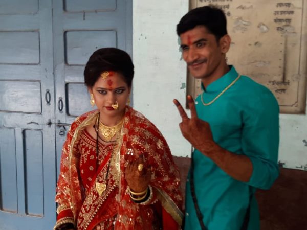 पोलिंग बूथ पर पहुंचे दूल्हा-दुल्हन