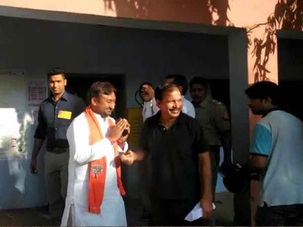 बूथ के अंदर लोगों के छू रहे है पांव