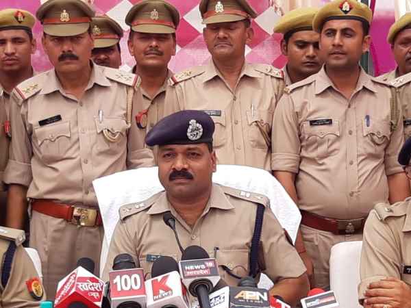 दो शस्त्र फैक्ट्रिया सीज, 2 करोड़ की शराब जब्त दो शस्त्र फैक्ट्रिया सीज, 2 करोड़ की शराब जब्त