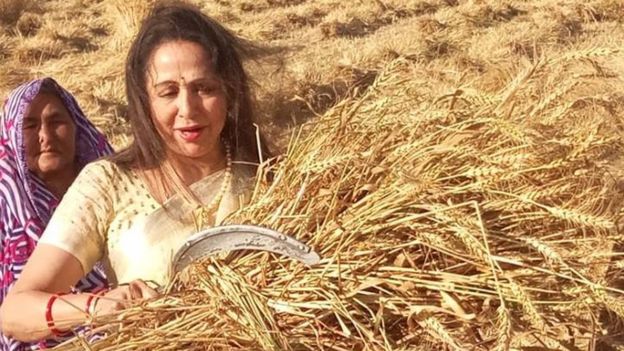 हेमा मालिनी की फ़ोटो हमारी मेहनत के साथ मज़ाक़ है