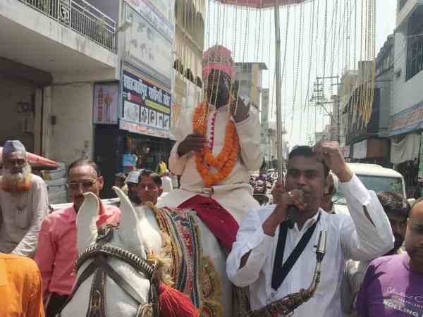 प्रत्याशी दूल्हा बनकर नामांकन करने पहुंचा