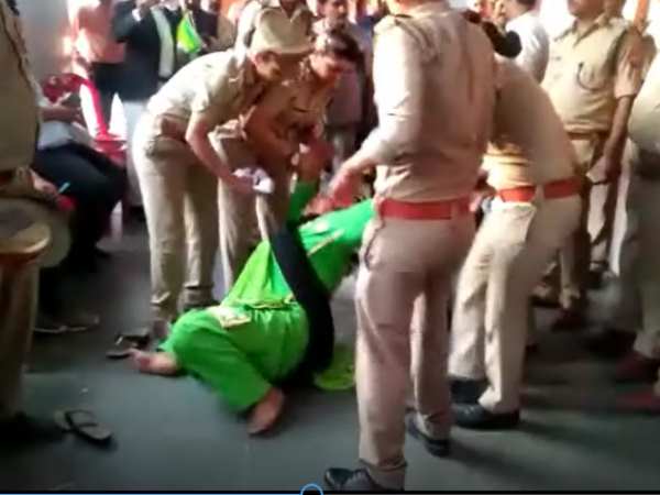 फैजाबाद में नसरीन ने काटा बवाल फैजाबाद में नसरीन ने काटा बवाल