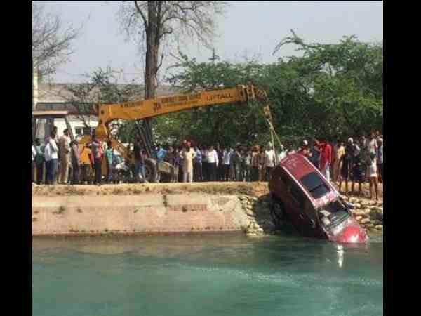 नहर दिखने जा रहा था परिवार