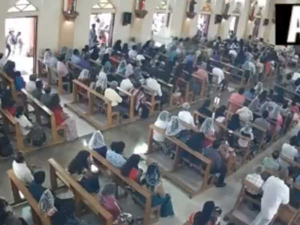 भीड़ की वजह से बच गई जान भीड़ की वजह से बच गई जान