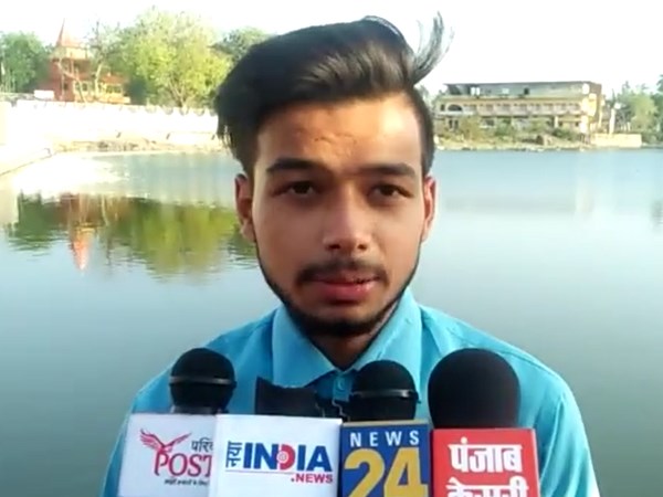 अभिषेक चौरासिया ने तालाब में छलांग लगा दी