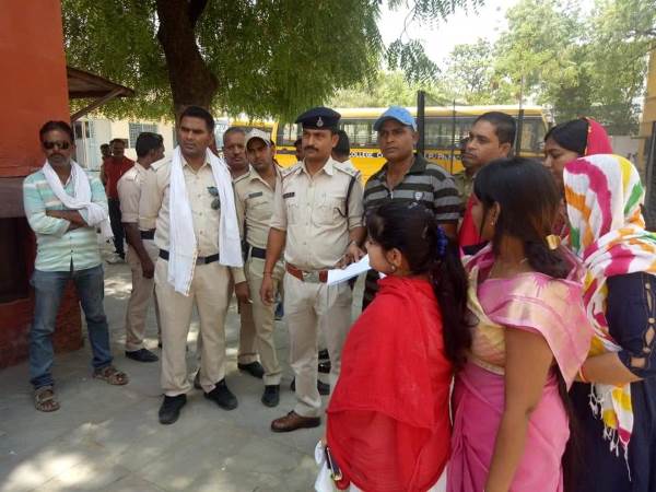 बॉयफ्रेंड के बारे में पूछता बॉयफ्रेंड के बारे में पूछता