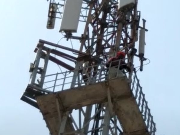 Deputy Sarpanch climbed on Mobile tower in chhatarpur Deputy Sarpanch climbed on Mobile tower in chhatarpur
